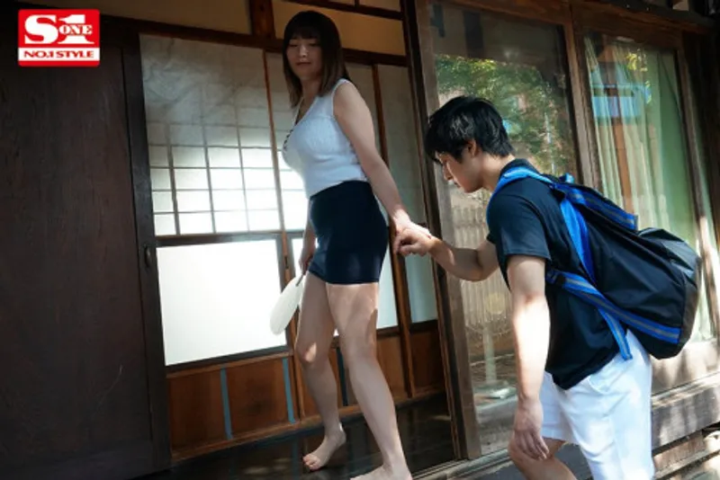 Anh chàng nứng lồn của quý khi nhìn trộm em họ ngoại tình với chồng