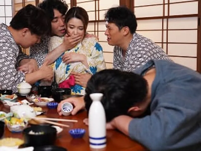 đưa vợ đi suối nước nóng, chồng yêu không biết cô vợ bị người khác chịch sấp mặt