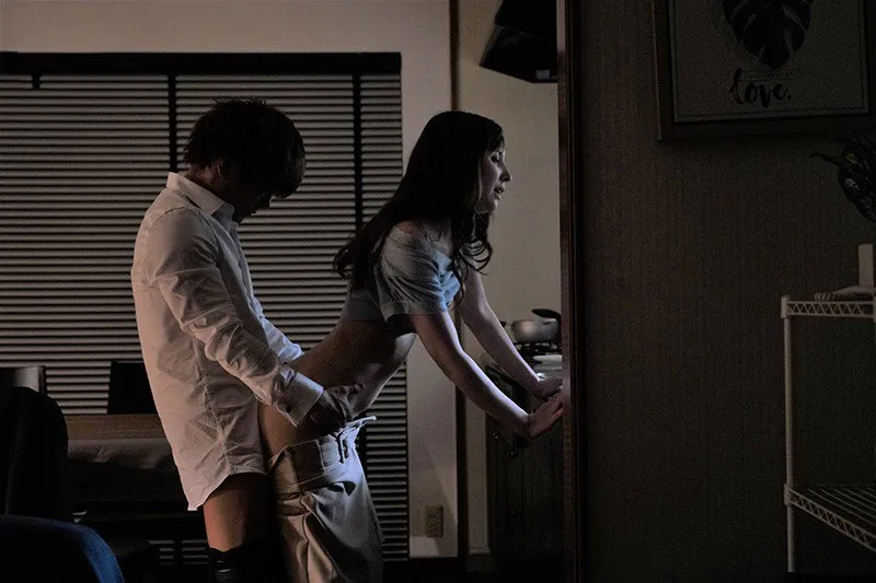 Tiền bối đi bàn việc làm ăn, cậu nhân viên đến nhà nắc người vợ ông ấy