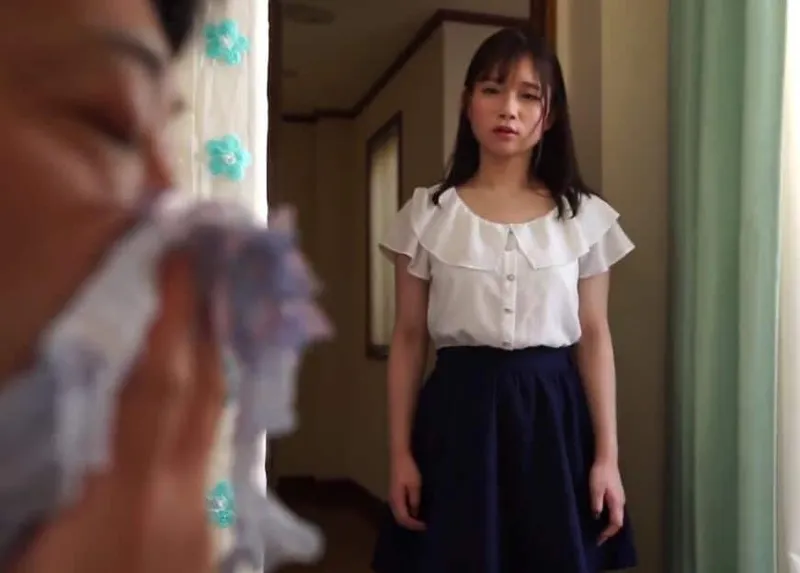 Con mèo nhỏ phát hiện bố dượng biến thái ngửi đồ lót của mình