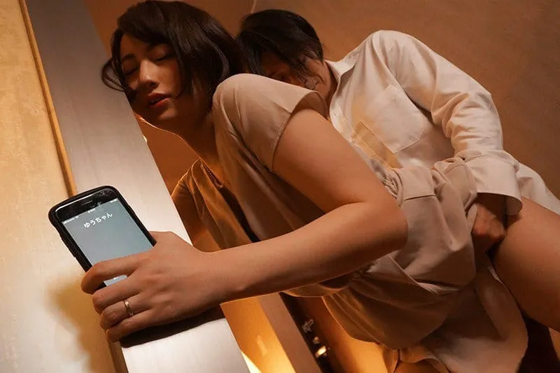 Cô vợ đi họp lớp rồi xoạc với nyc mặc cho gã chồng ở nhà chờ