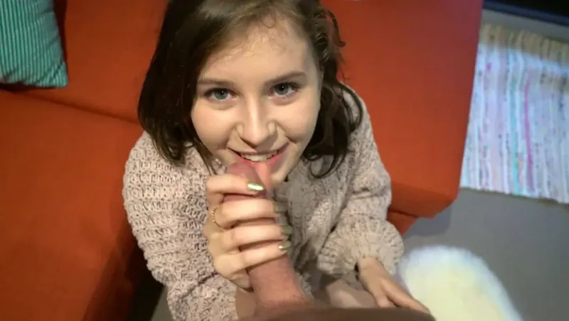 Bắn tinh ngập chiếc âm đạo hồng của em ghệ dễ thương