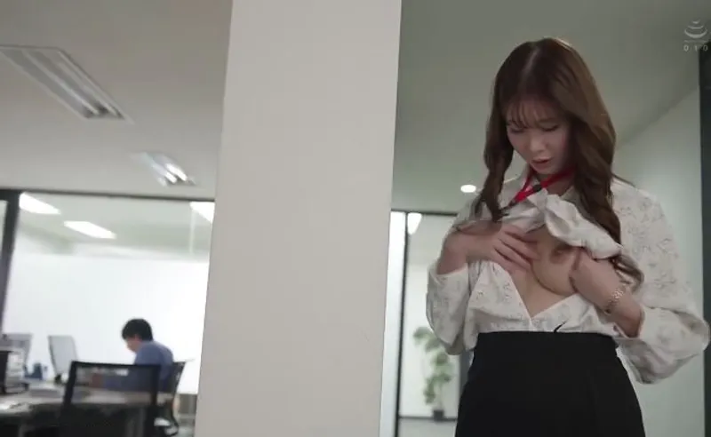 Bí ẩn của cô nhân viên ngoại hình nghiêm nghị mà hóa ra là "nữ thần dâm đãng"