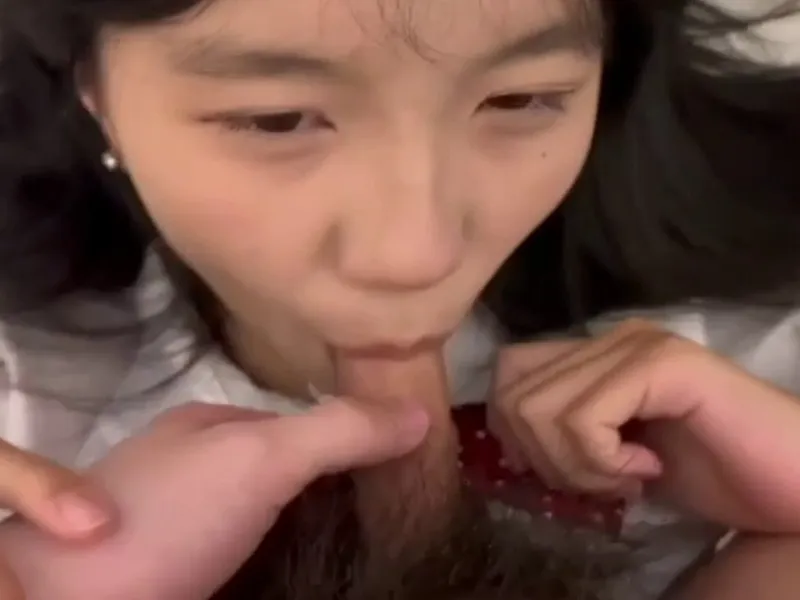 Em loli dễ thương mút cây hàng biến em thành con em đào dâm dục p2